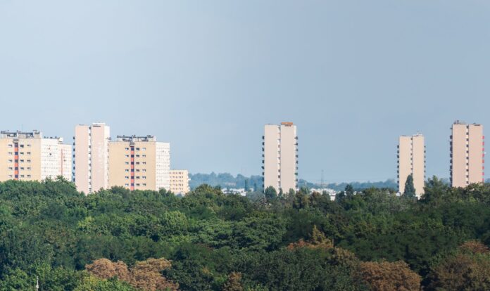 Jakie trendy w budownictwie zyskują na popularności w ostatnich latach?